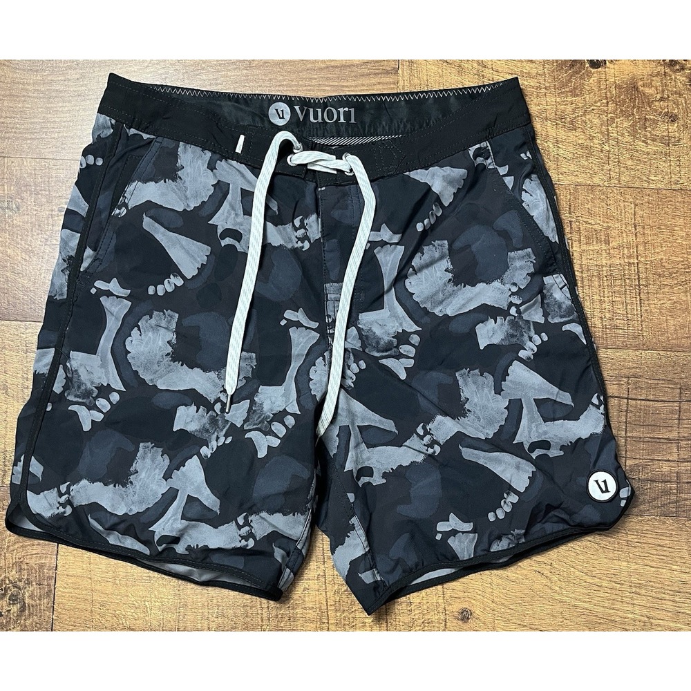 Vuori Cruise Boardshorts Mens Sz 30 Black Abstract Camo Drawstring Swim Trunks